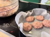 Жарка котлет на пергаменте