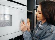 Як краще відбілити мікрохвильову піч у домашніх умовах — лайфхак