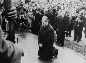 Канцлер ФРГ Вилли Брандт в Варшаве (возле памятника защитникам Варшавского гетто) при подписании Договора о нормализации отношений с ПНР. 7 декабря 1970 года