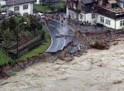 Уже более сотни человек стали жертвами наводнения в Германии: новые видео с места бедствия