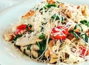 Рецепт дня: салат из пасты с курицей, помидорами и соусом песто