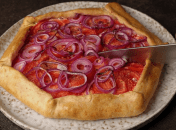 Пиріг з томатами та крем-сиром