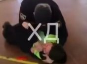 На вокзале в Днепре полицейский избил парня без маски: видео разгневало сеть