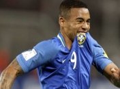 Фанат накинулся на футболиста во время игры (Видео)