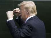 Вот так сюрприз: Трамп попал на чужую свадьбу и поцеловал невесту (Видео)