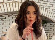 "Не круто бро": видео Селены Гомес с ярким париком стало вирусным в TikTok