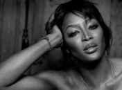 Откровенная фотосъемка модели Наоми Кэмпбелл вызвала дискуссии в Интернете 