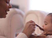 Признаки того, что ребенок не готов к твердой пище: доктор Комаровский дал несколько советов родителям 