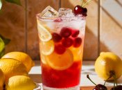 Этот компот прекрасно освежит в летнюю жару (изображение создано с помощью ИИ)