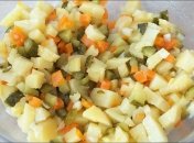 Салат с вареной картошкой и соленными огурцами