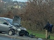 Дивом обійшлося без жертв: водій зніс ще одну зупинку в Києві (фото і відео)