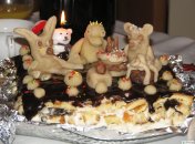 Праздничный бисквитный тортик с черносливом и марципанами