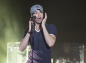 На знаменитого певца набросились прямо во время концерта 