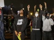 Протесты в Фергюсоне: подожжены дома, летят камни и бутылки