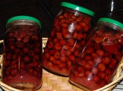 Вишня у власному соці приготована у мікрохвильовій печі