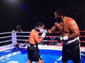 Непобедимый боксер отправил соперника-гиганта в тяжелый нокаут (видео)