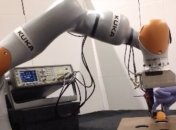 Ученые разработали перчатку, которая дает роботам чувство осязания