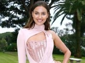 Ирина Шейк на прогулке с мамой в Нью-Йорке: стильный наряд модели