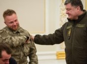 Президент вручил паспорт Украины белорусу из "Азова"