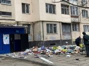 "Жизнь с чистого листа". Одессит выбросил все вещи из квартиры прямо из окна (видео)