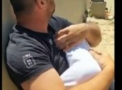 Обстрел застал мужчину с младенцем посреди шоссе: видео из Израиля потрясло сеть