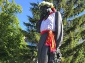 У Полтаві пам’ятники одягнули у вишиванки