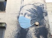 На рисунок Бэнкси "надели" защитную маску