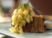 Ягнячьи ребрышки с ананасово-мятным соусом