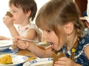 После массового отравления детей в Киеве проверяют все детсады