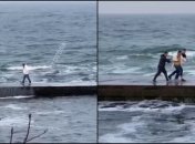"Посейдон, это ты?!" Экстремальный любитель моря в Одессе повеселил сеть (видео)