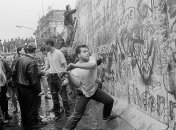 Google посвятил Doodle юбилею падения Берлинской стены (Фото)