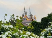 Здание горит после обстрела