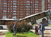 В Питере автобус с пассажирами "взлетел" на столб: видео момента