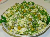 Салат с зеленым горошком