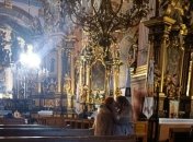 Скандал з кліпом Жадана та Соловій отримав продовження: ЛГБТ-пари приходять цілуватися до церкви у Львові