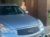 В Киеве авто сбило девушку на самокате. За рулем могла быть топ-чиновница Минюста