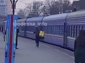 Доставка в поезд на ходу: в сеть попало забавное видео с курьером в Одессе