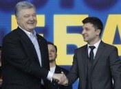 Порошенко пришел на сцену Зеленского и пожал руку оппоненту
