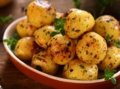 Молодой картофель с маком и шкварками