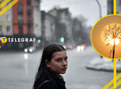 Девушка на улице зимой во время дождя