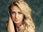 Леся Никитюк покупает одежду на рынке