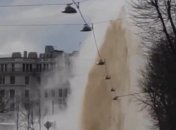 В центре Питера из-под асфальта начал бить фонтан высотой в дом (видео)