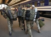 Украинские военные на вокзале