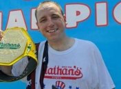 Американец установил новый рекорд по съедению индейки на время