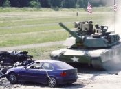 Уникальные и невероятные кадры: как танки уничтожают автомобили (Видео)