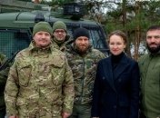 Захисникам України передали Land Rover Defender Snatch