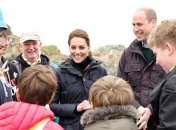 Кейт Миддлтон и принц Уильям принялись убирать пляж