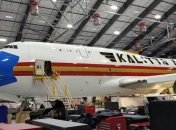 Напоминание о Covid-19 поднимут в небо: американский грузовой Boeing "надел" маску (фото)