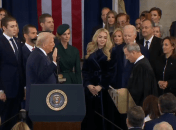 Олександра Ніколаєнко та Філ Раффін неподалік від Трампа