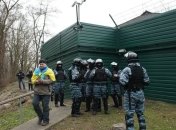 Паломников под Межигорьем "охраняли" 17 автобусов c Беркутом